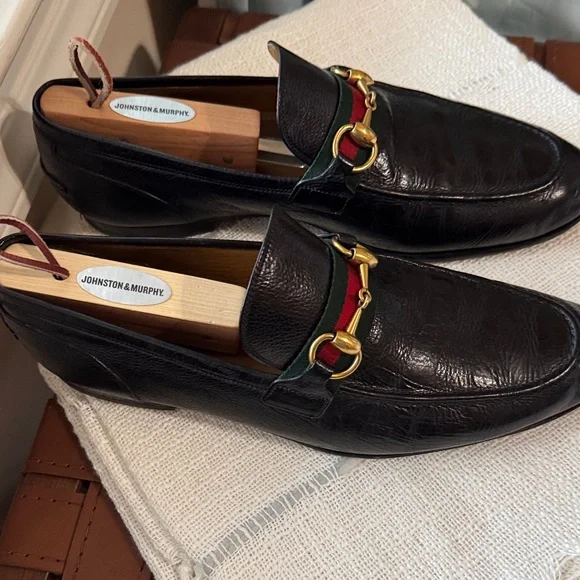 Gucci Black Leather Loafers with Gold and Green-Red Accents  display picture 3
